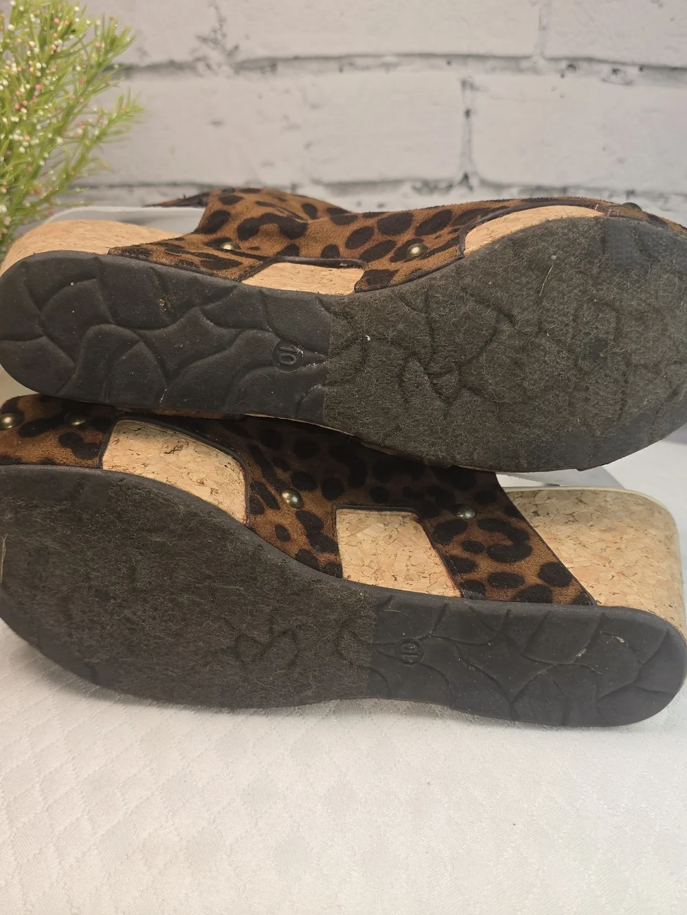 WOMENS VOLATILE LEOPARD PRINT MICROSUEDE UPPER CORK WEDGE SANDALS SIZE 10